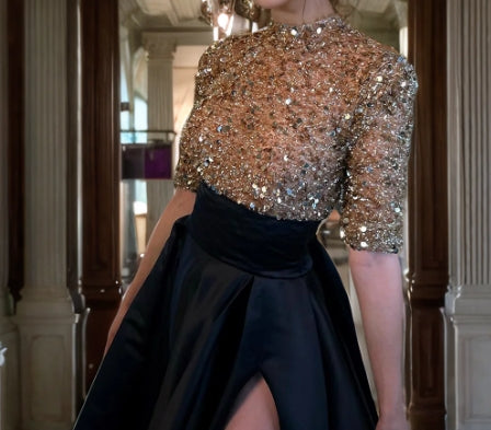 Sparkle & Shine – Langes Ballkleid mit hohem Ausschnitt, Paillettenoberteil und Schlitz